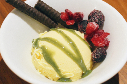 特製ソースでいただくアイスクリーム