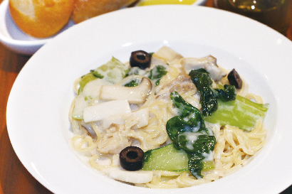 チンゲン菜と帆立のとろとろクリームソースパスタ
